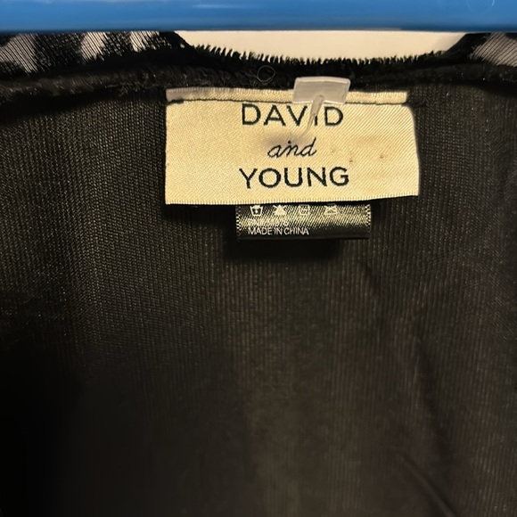 DAVID&YOUNG BLACK CRUSHED VELVET WRAP WITH ROSE&MESH DESIGN ON FRONT WTH FRINGE - Picture 2 of 9